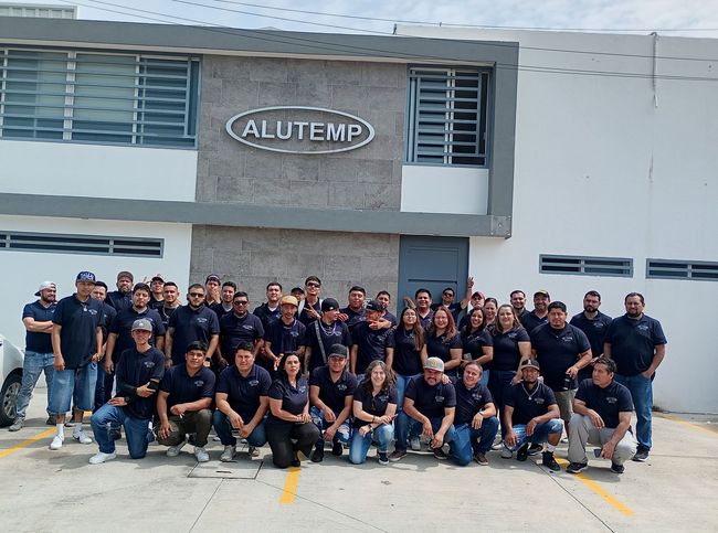 Equipo de ALUTEMP instalando sistemas de aluminio y cristal templado