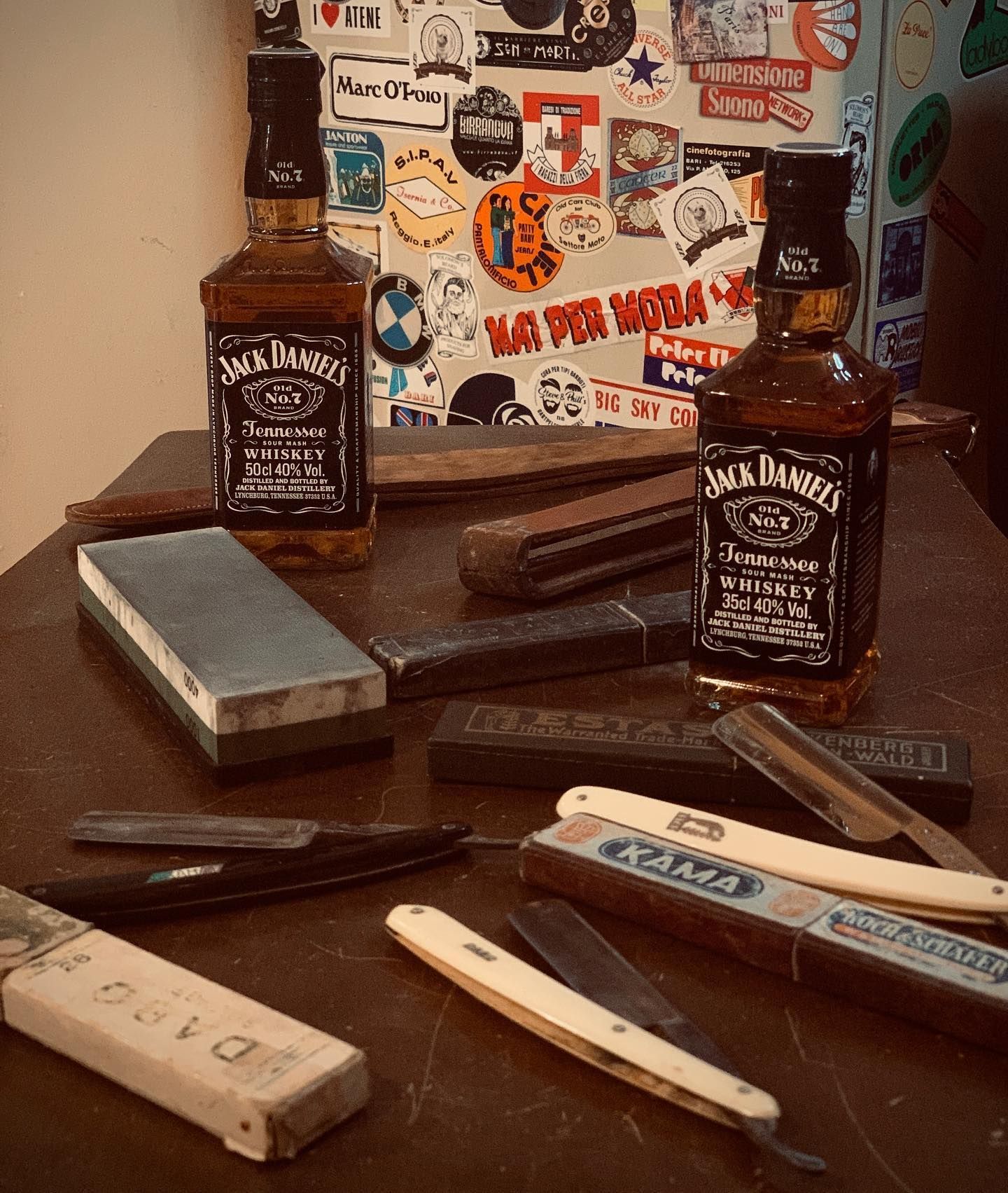Due bottiglie di whisky Jack Daniel's sono appoggiate su un tavolo