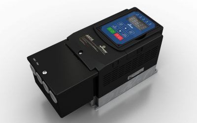 VFD (Variable Frequency Drive) industriale nero con pannello di controllo e display digitale.