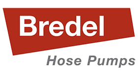 Logo per le pompe per tubi flessibili Bredel, con testo bianco su un rettangolo rosso angolato, con la scritta