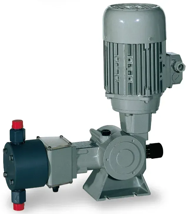 Pompa dosatrice chimica grigia con motore elettrico.