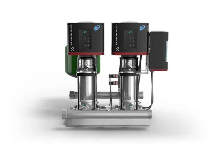 Due pompe di aumento della pressione Grundfos. Argento, con pannelli di controllo neri, su base metallica.