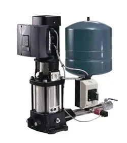 Pompa di aumento della pressione dell'acqua con serbatoio di pressione blu e componenti di controllo.