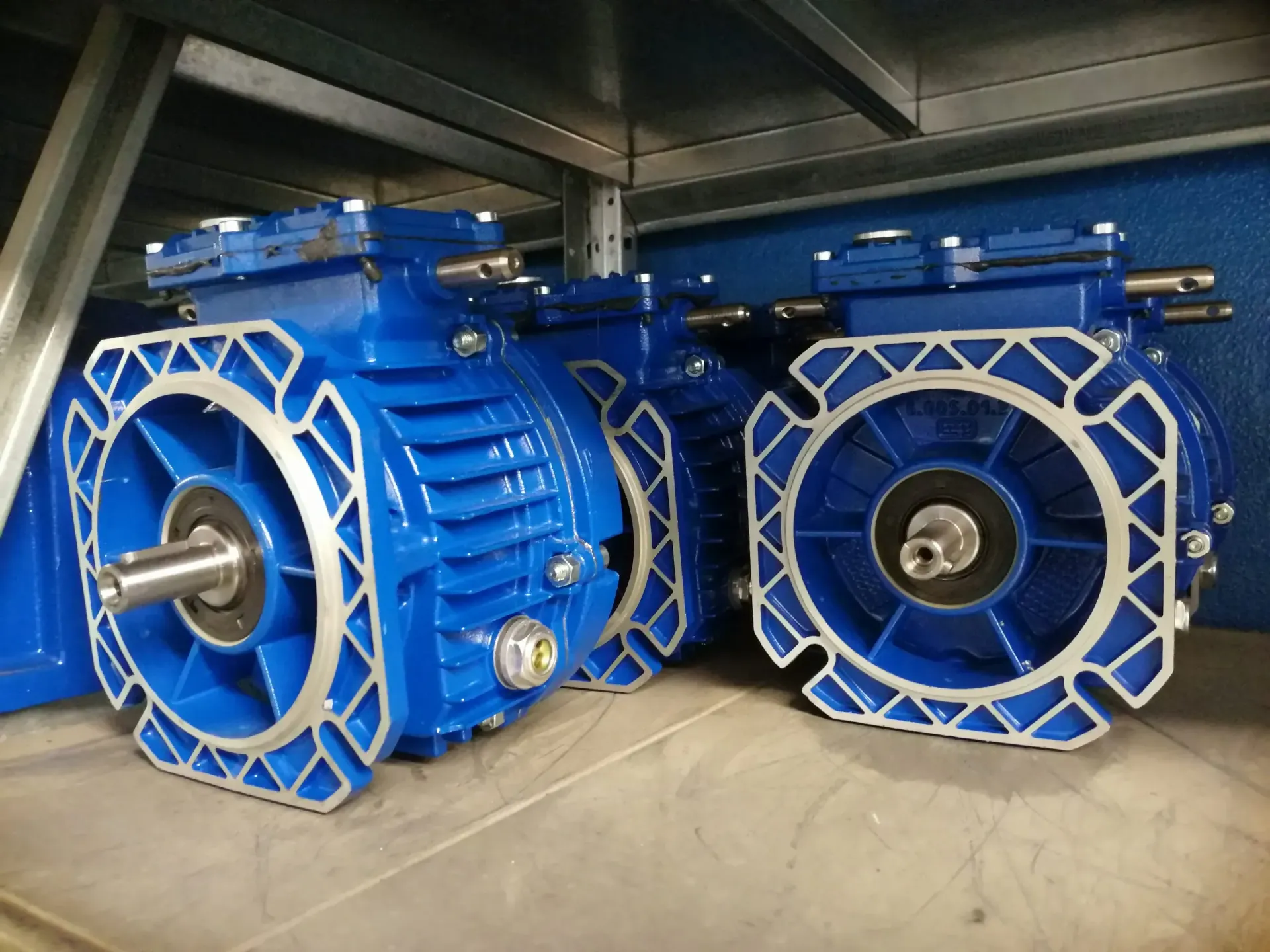 Motori elettrici blu su uno scaffale.