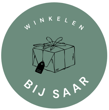 Green circle with text "WINKELEN BIJ SAAR" and a gift box illustration.