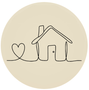 Minimalistische lijntekening van een huis en een hart op een beige cirkelvormige achtergrond.