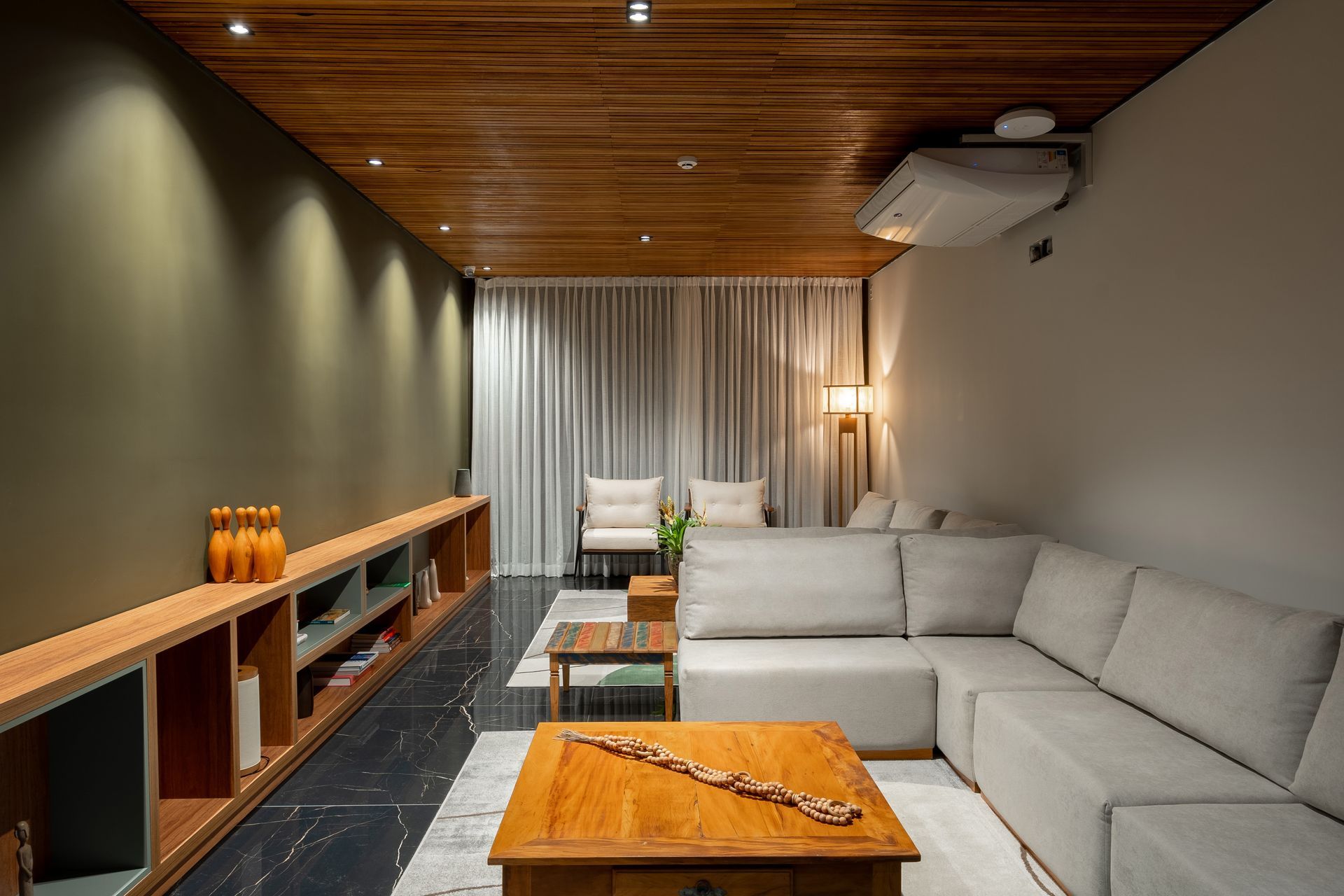 Uma sala de estar com um sofá, cadeiras e uma mesa de centro.