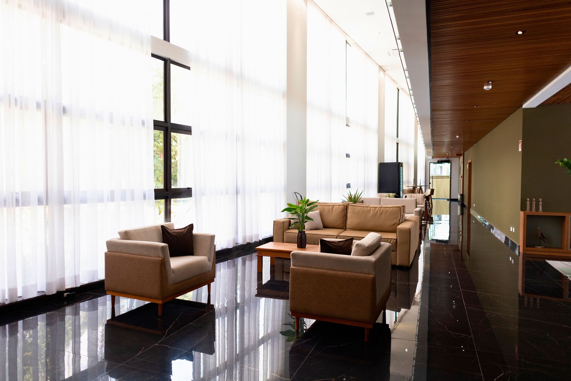 Uma sala de estar com um sofá, cadeiras e uma mesa