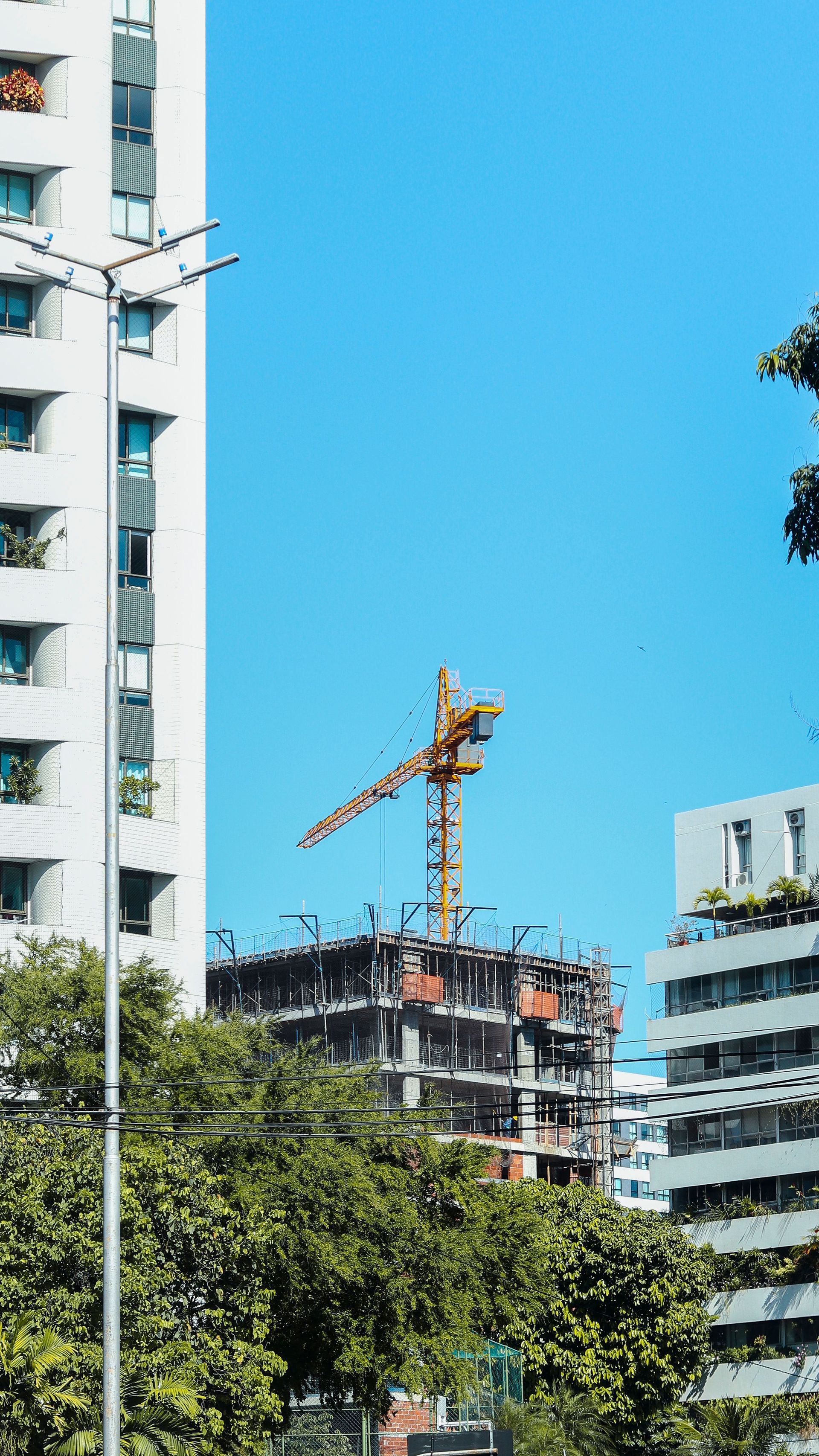 Vista aérea de una mina a cielo abierto con maquinaria pesada e infraestructura industrial