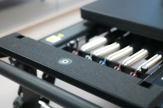 初學者在教練指導下使用皮拉提斯塑身機