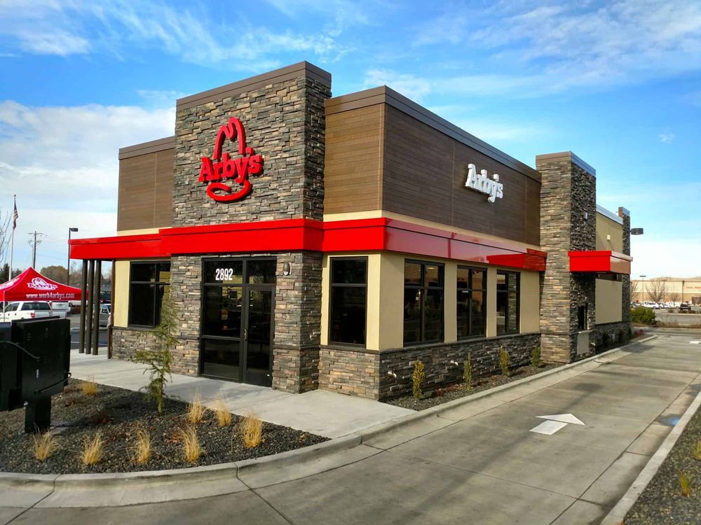 A picture of a wendy 's restaurant with a drive thru