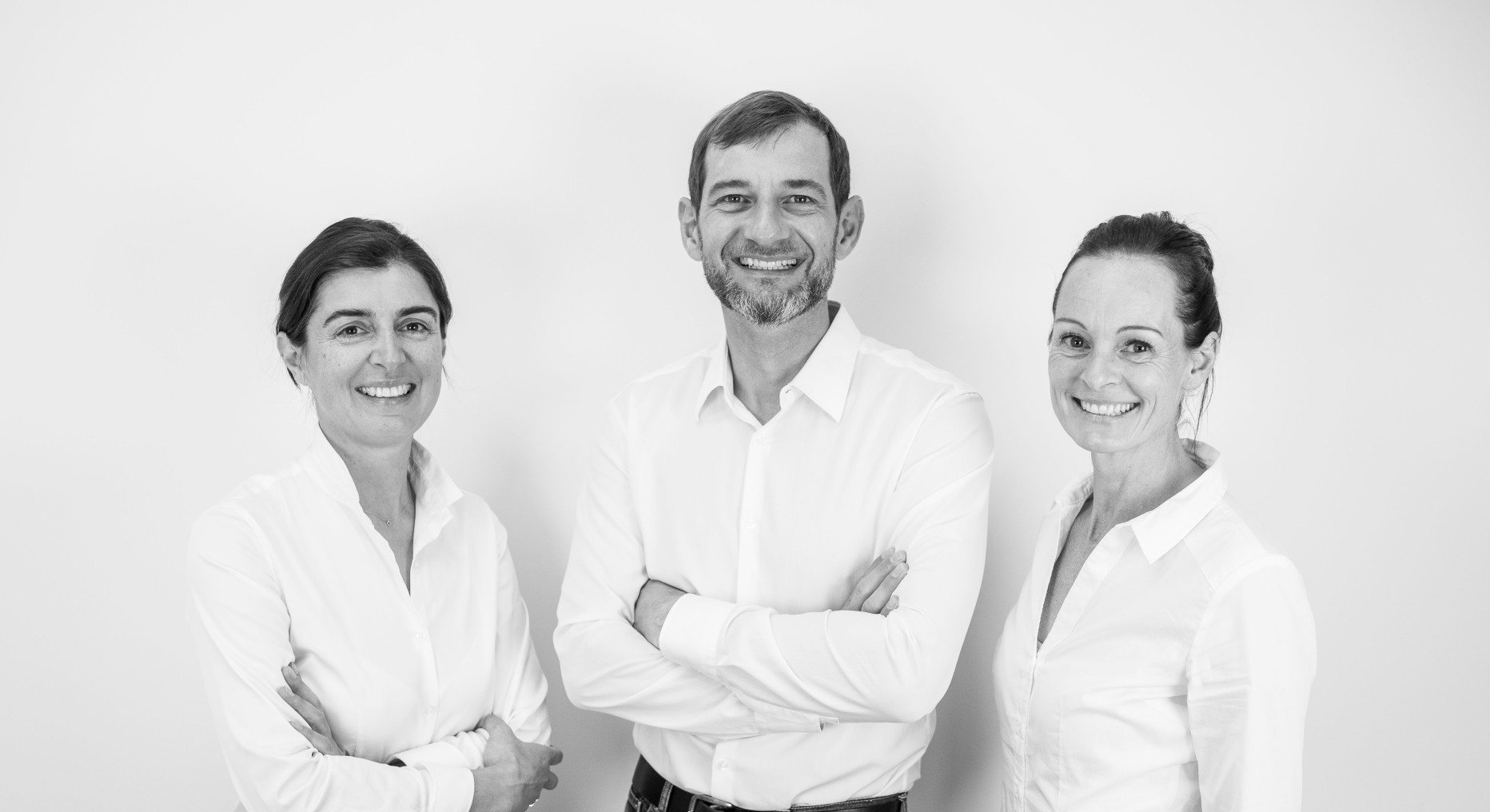 Dr. Hartmut Giger, MSc, Dr. Helga Reischl und Nora Giger, MSPhT stehen mit verschränkten Armen nebeneinander.