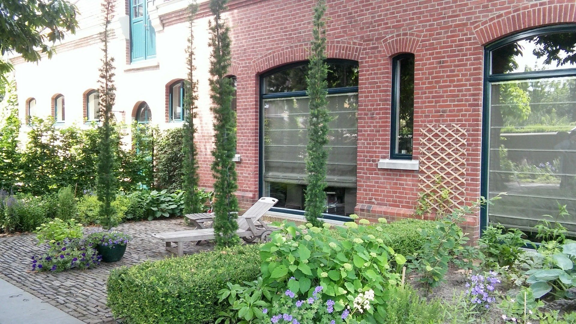 zitplek met zuilheggen Huize Marie Louise in RoermondKTK Tuinontwerp en Groenadvies