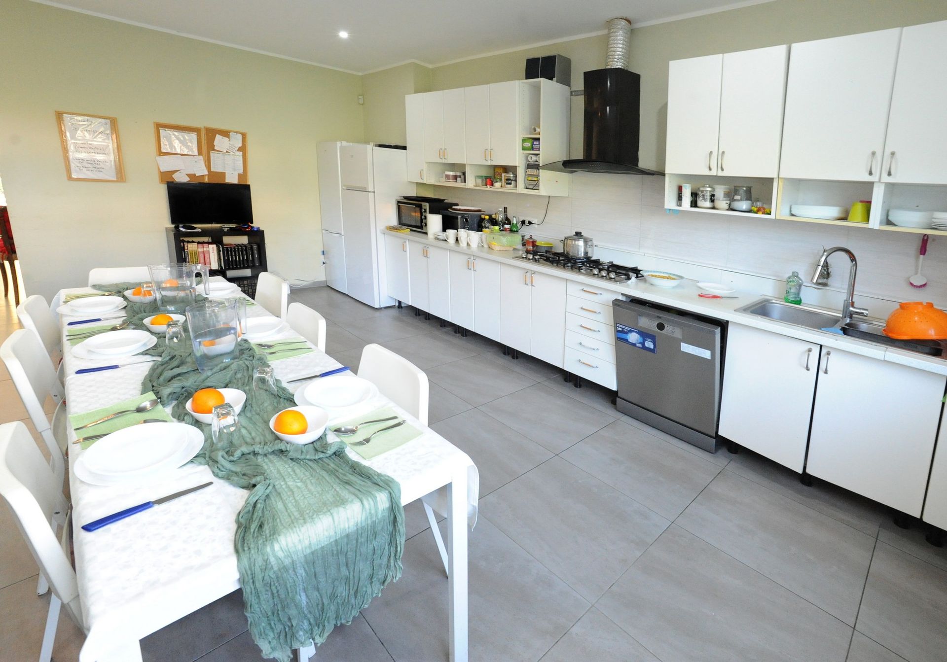 Zona pranzo e cucina della casa famiglia per anziani a Torino