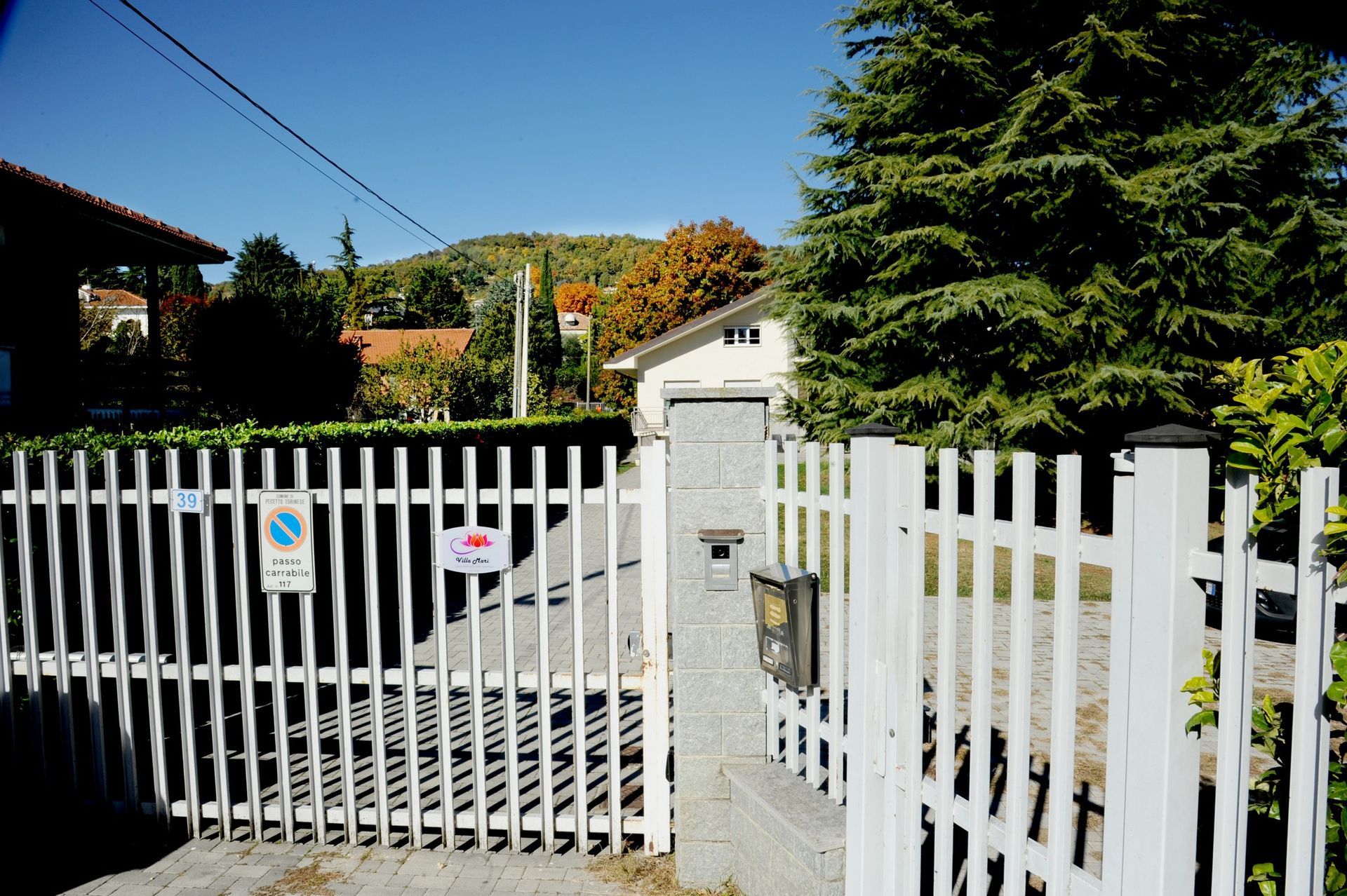 Ingresso della casa famiglia per anziani a Torino