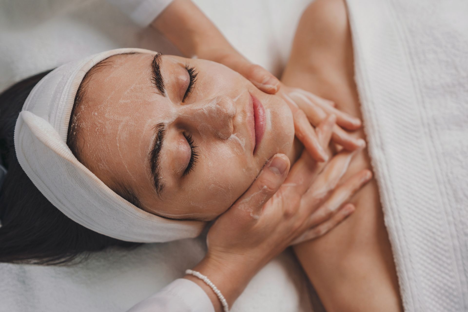 Eine Frau bekommt in einem Spa eine Gesichtsbehandlung.