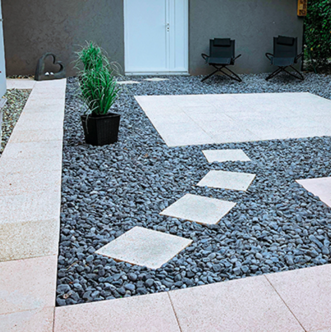 Un patio avec quelques chaises et une plante en pot