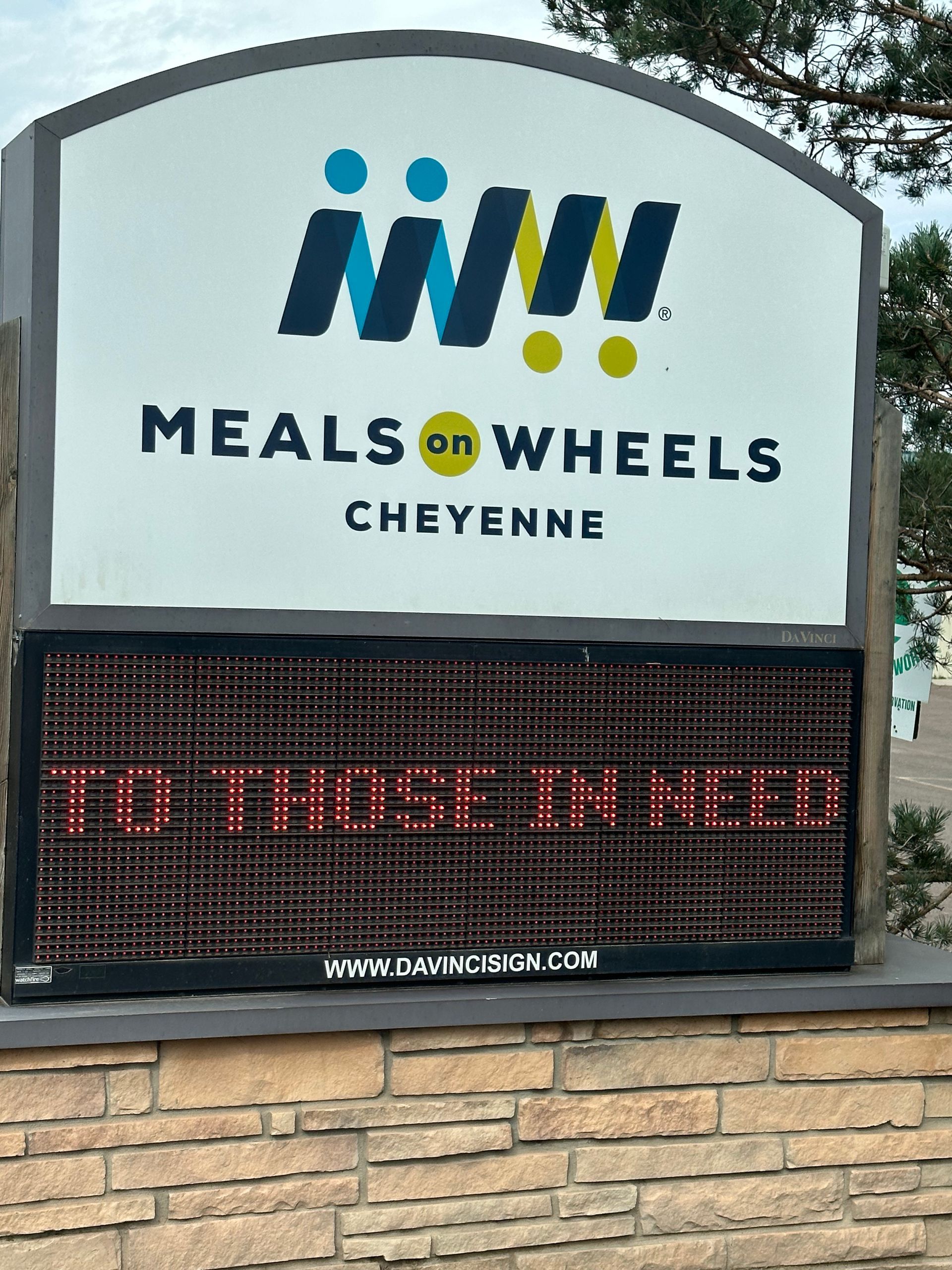 A sign that says meals on wheels on it