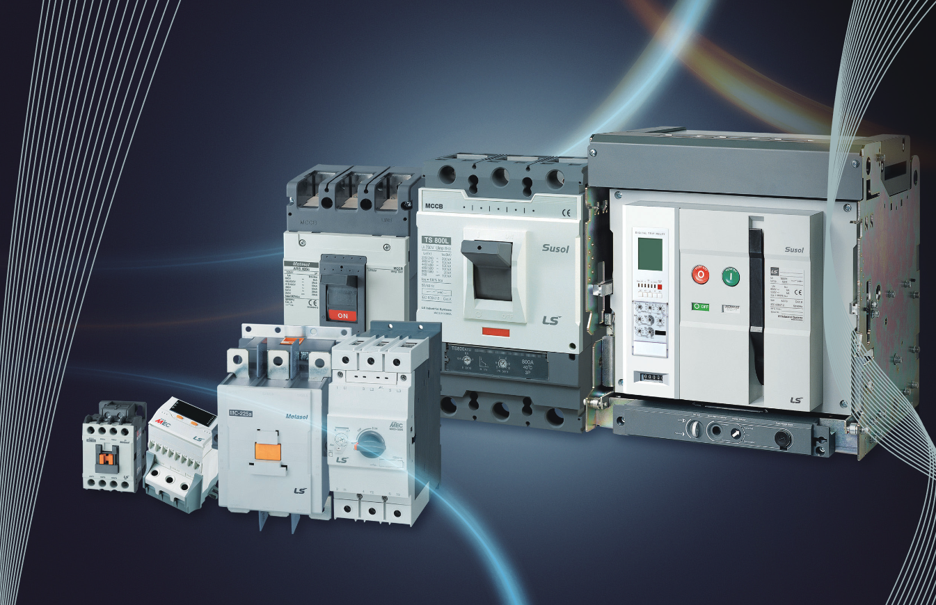 Una colección de diversos interruptores automáticos y contactores eléctricos industriales expuestos sobre un fondo azul oscuro.