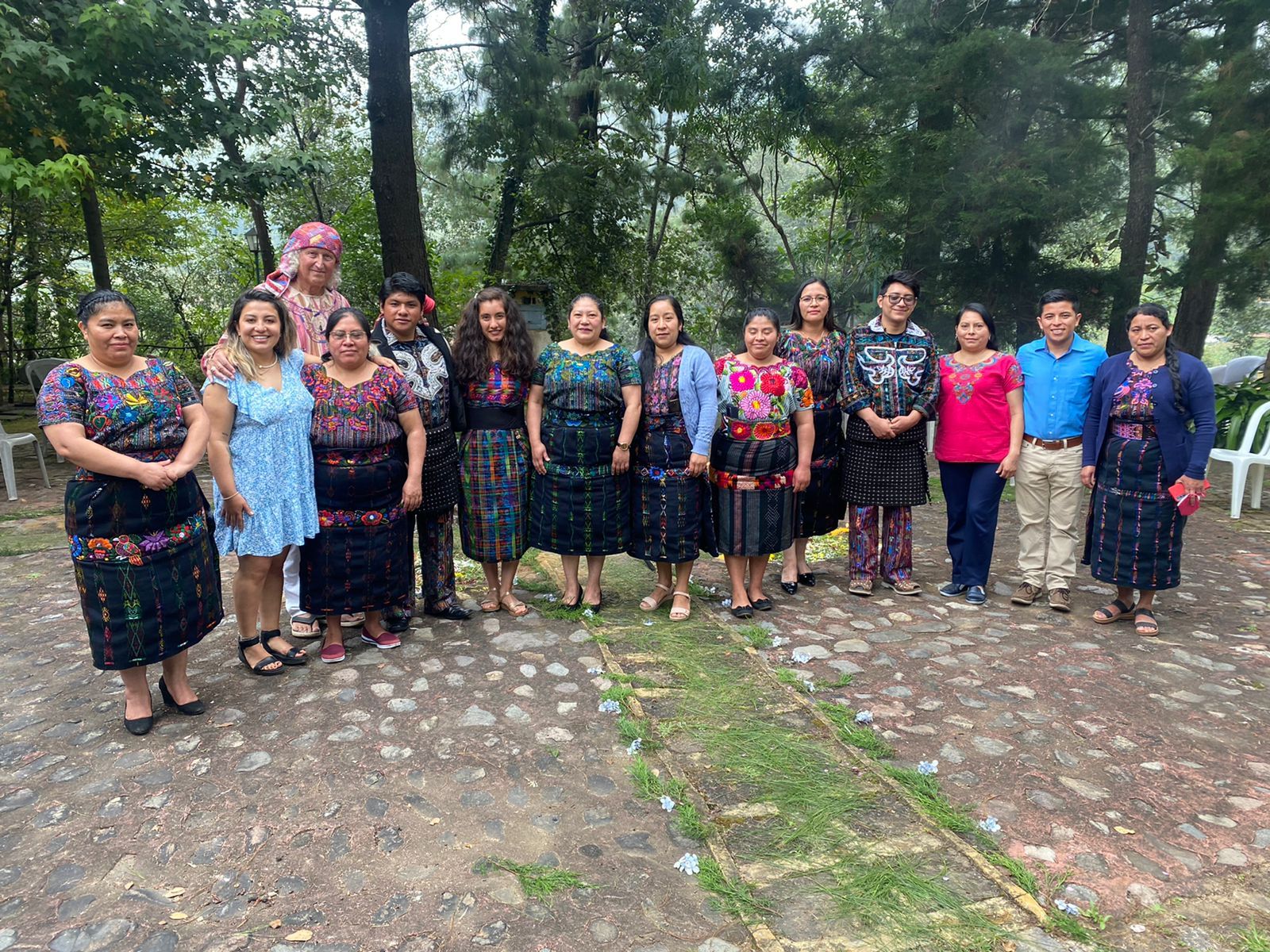 Eine Gruppe von Menschen in traditioneller guatemaltekischer Kleidung im Freien.