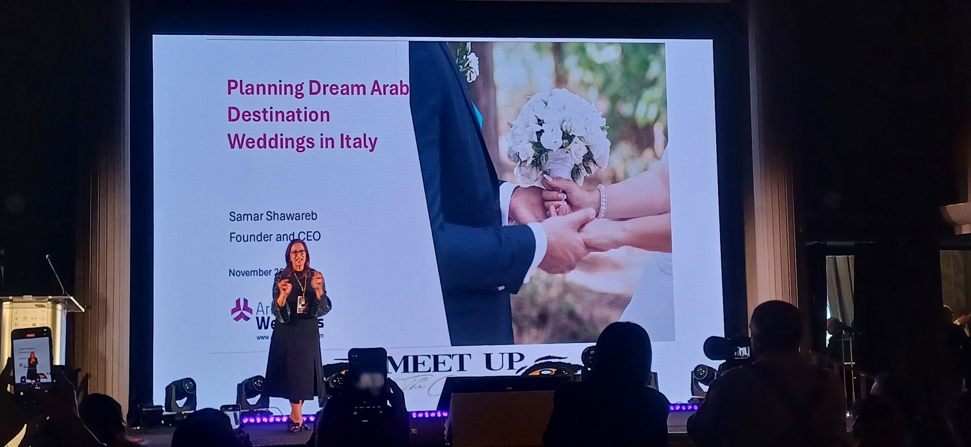 Un relatore interviene a una conferenza sull'organizzazione di matrimoni all'estero in Italia.