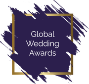 Logo dei Global Wedding Awards: testo bianco su una pennellata blu scuro all'interno di un quadrato dorato.