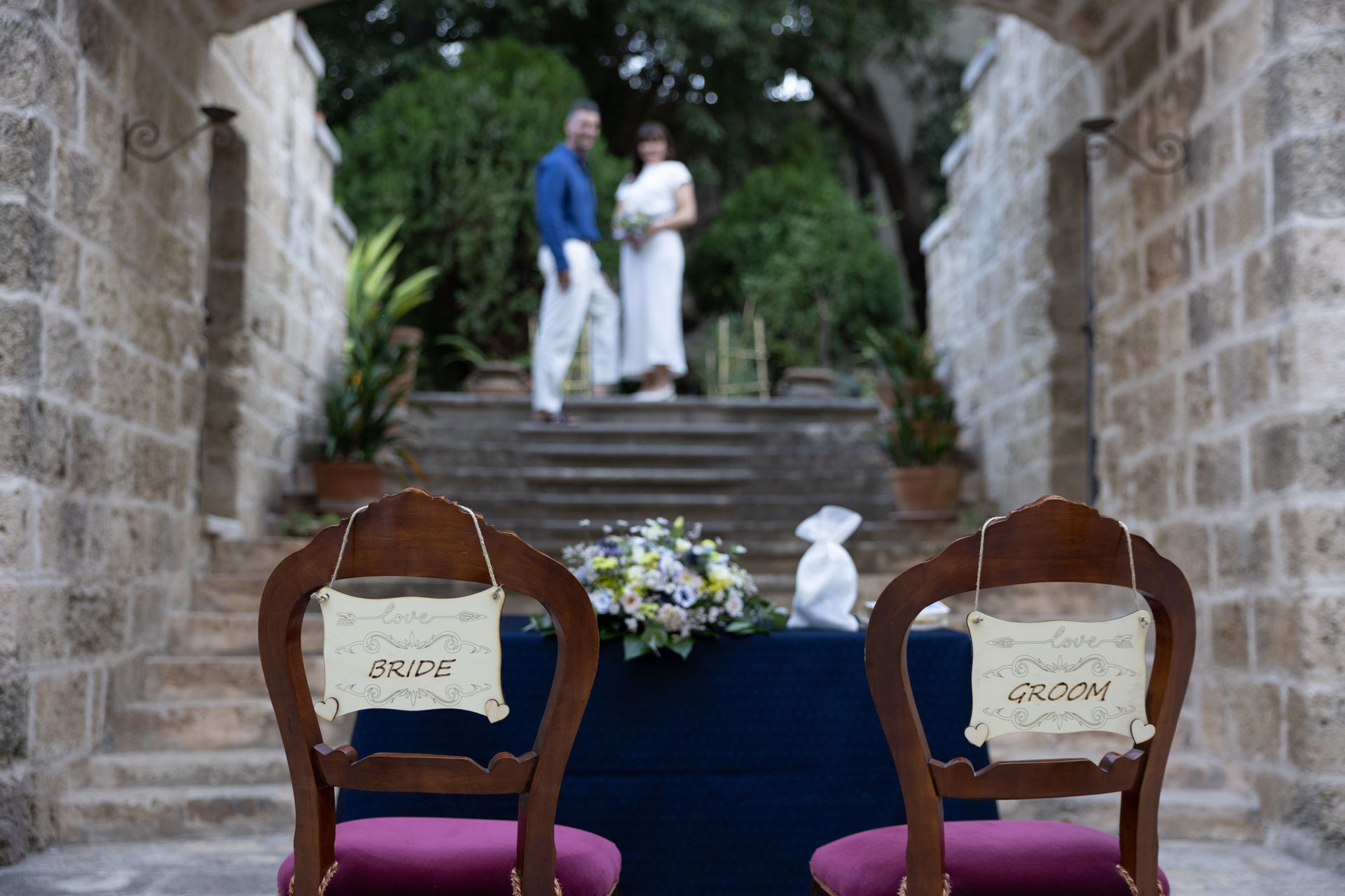 Sedie da matrimonio con cartelli con la scritta 