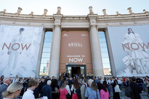 Ingresso a una sfilata di abiti da sposa con la scritta 