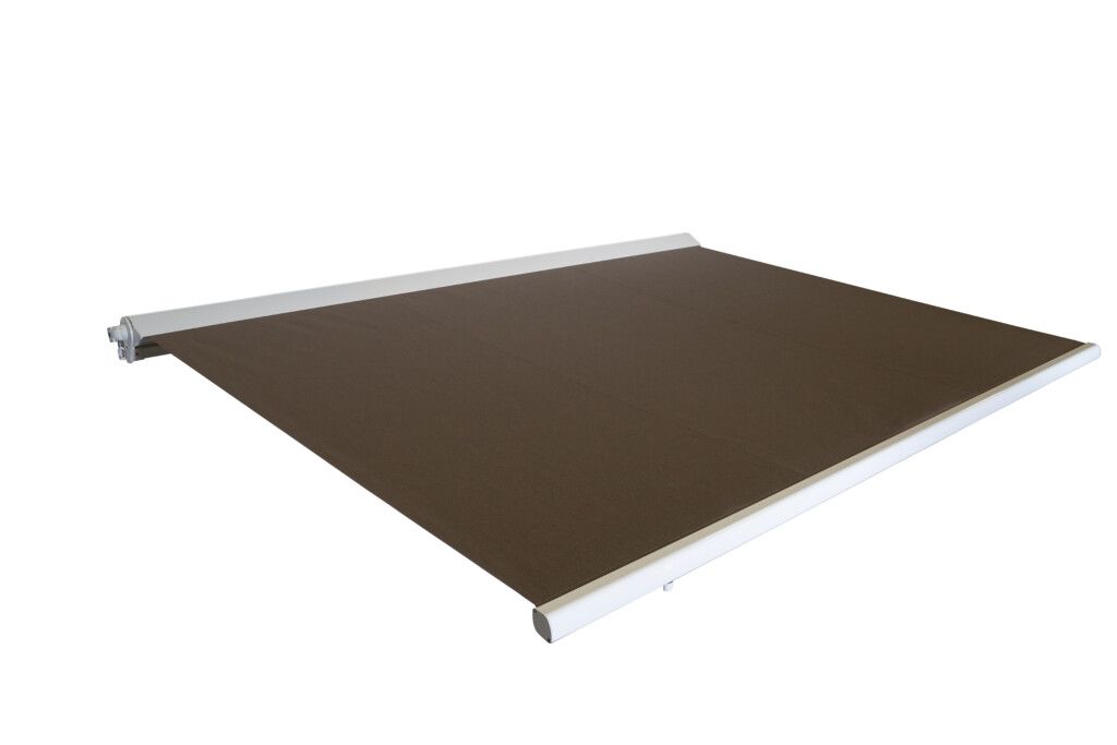 Store banne rétractable marron, déployé à partir d'une barre argentée, sur fond blanc.