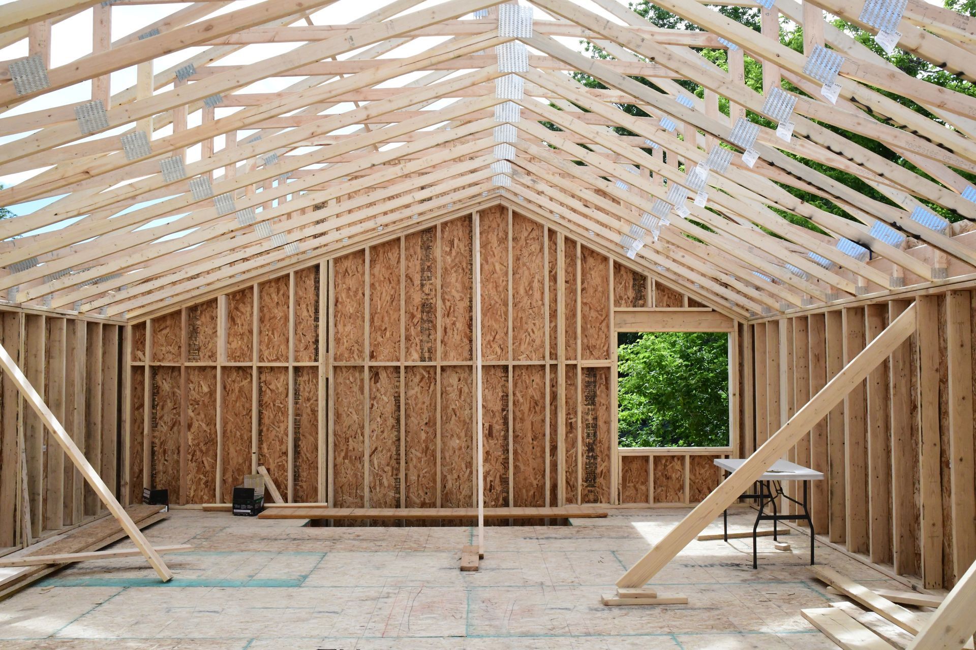 L'interno di una casa in costruzione con travi in legno.