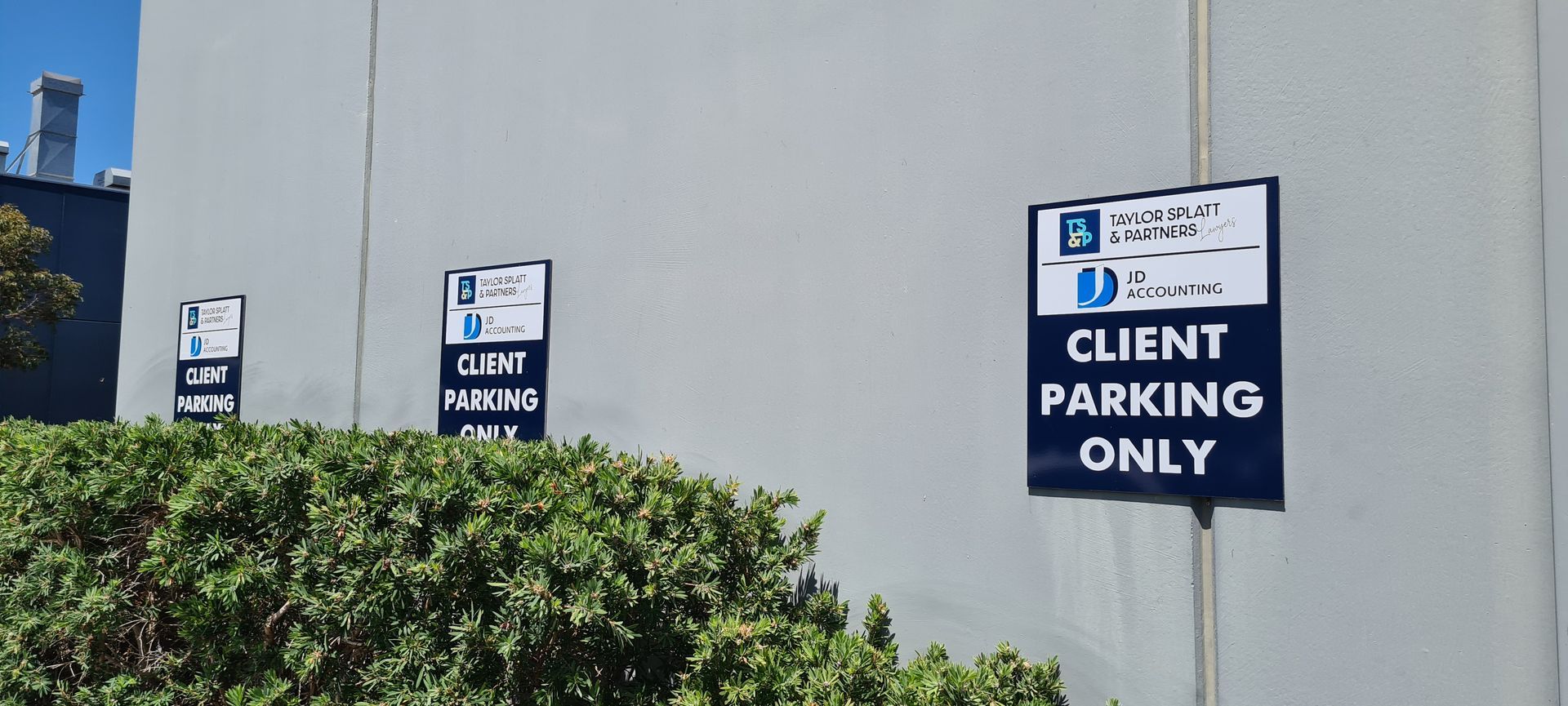 A sign on the side of a building that says client parking only