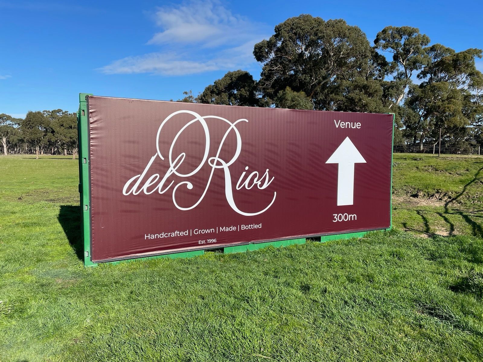 A sign that says del rios with an arrow pointing up