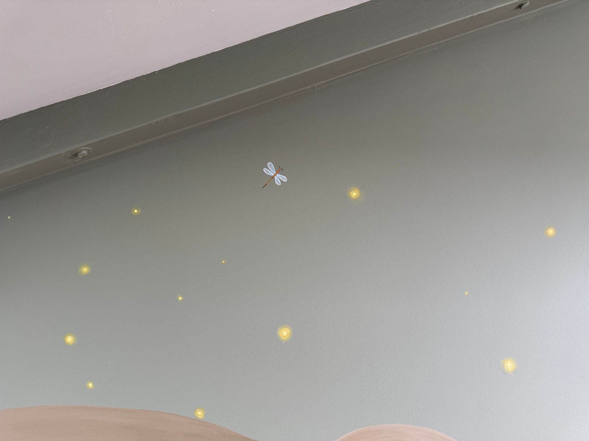 vuurvliegjes muurschildering kinderkamer