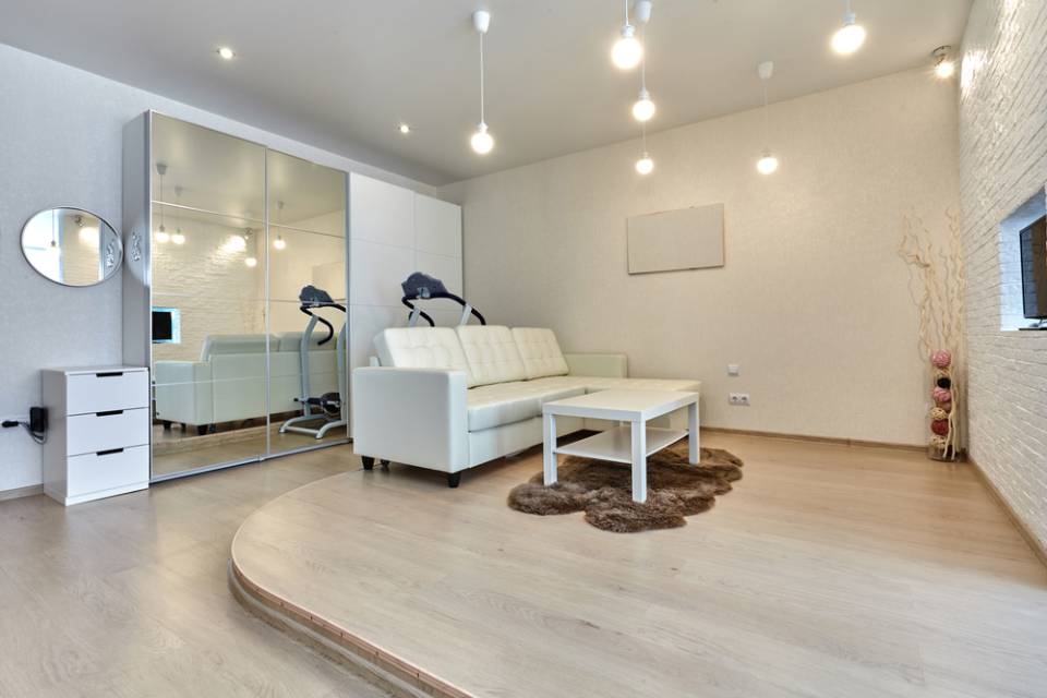 salotto con parquet chiaro e area rialzata