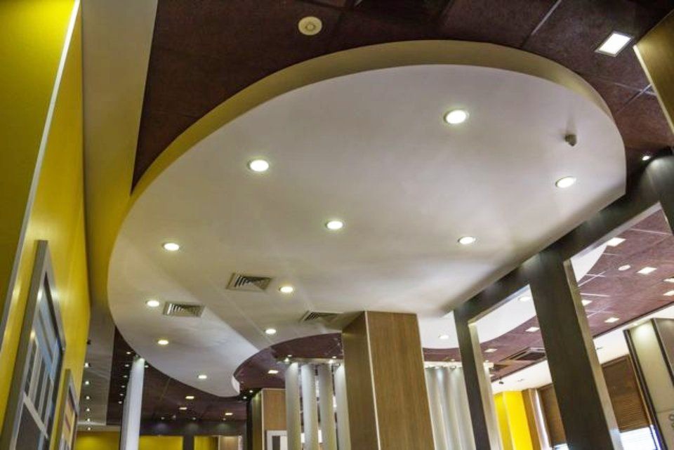 controsoffitto cdi un'attività commerciale on faretti incassati