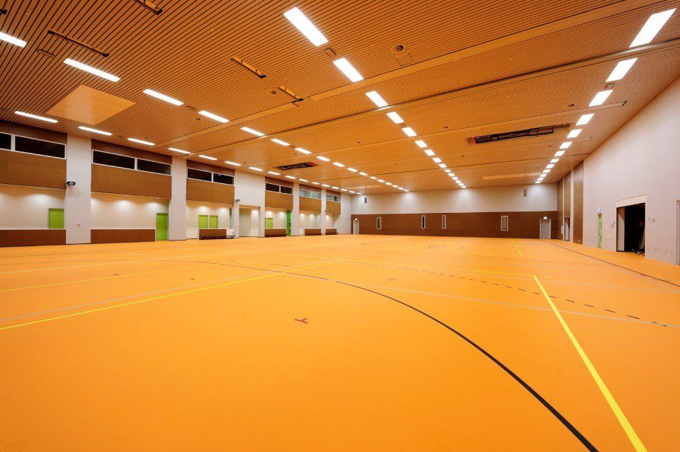 impianto sportivo coperto con pavimento in gomma