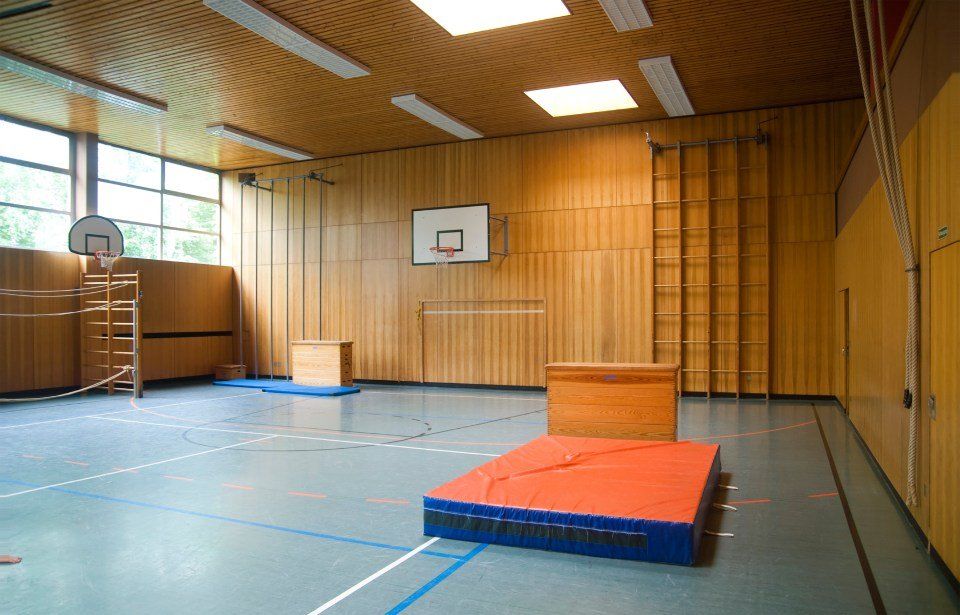 palestra con pavimento in PVC celeste