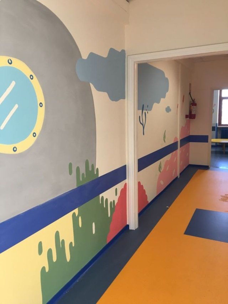 corridoio con rivestimenti murari in PVC colorati