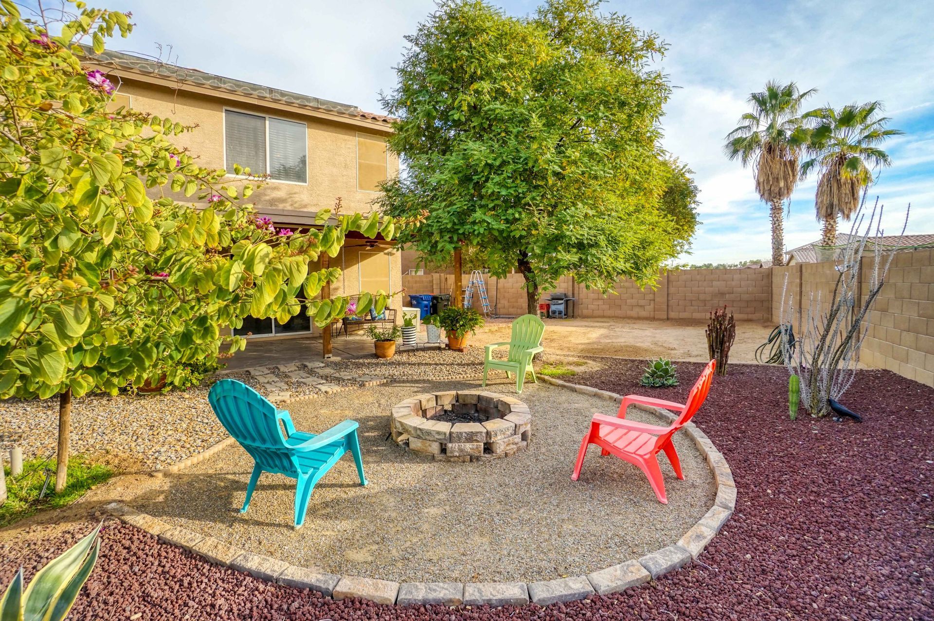 A fire pit behind an apartment