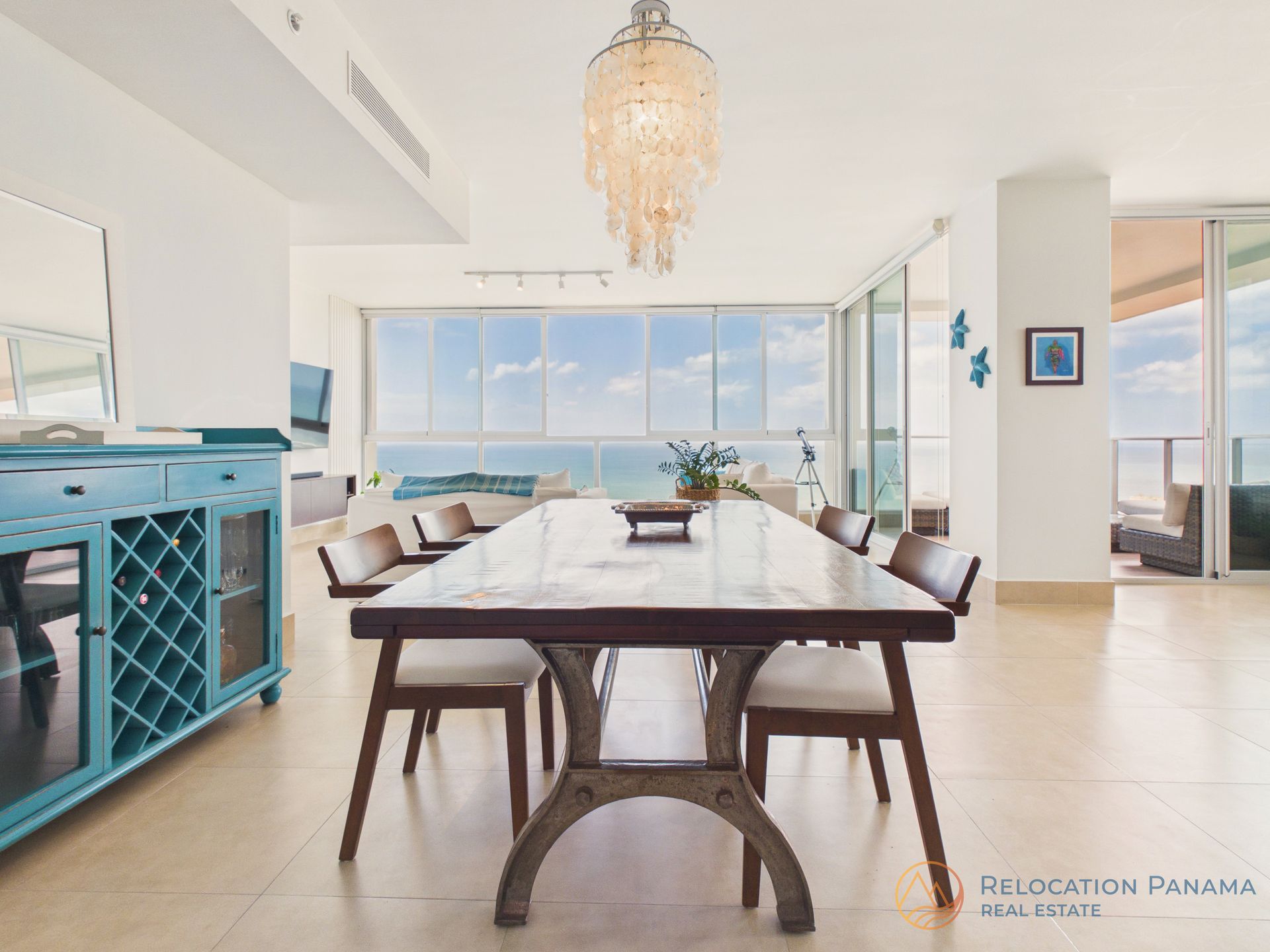 Comedor moderno con vista al mar en apartamento frente al océano en Río Mar Panamá