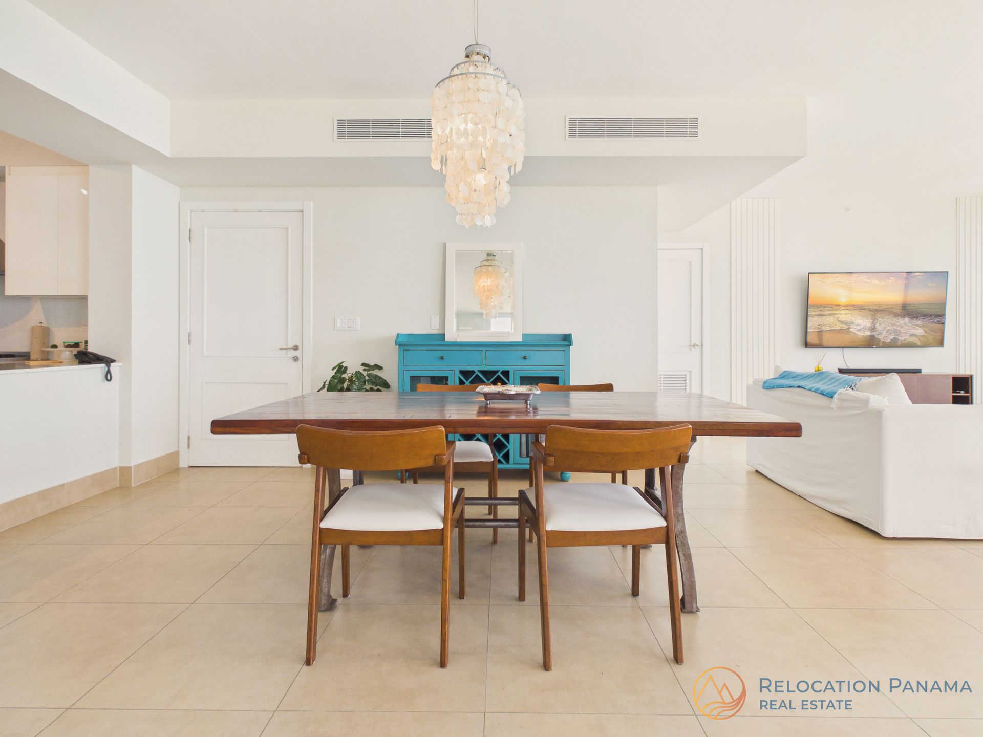Comedor moderno y cocina integrada en apartamento frente al mar en Río Mar Panamá