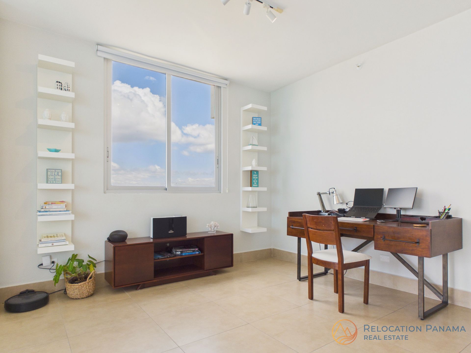 Sala y comedor modernos en apartamento de Río Mar Panamá