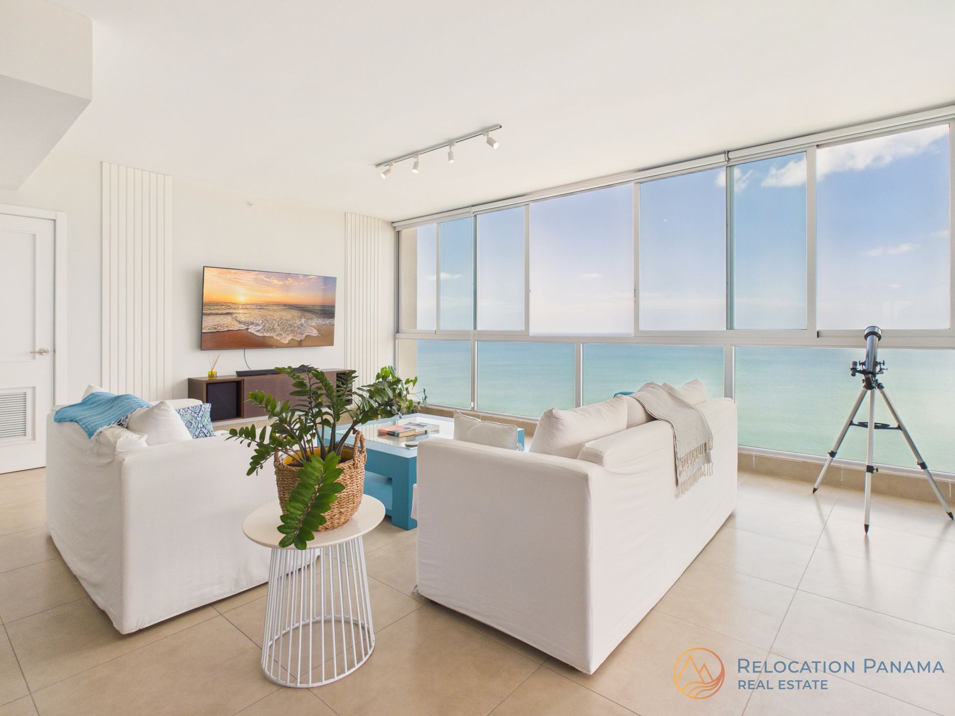 Sala contemporánea frente al mar en apartamento de Río Mar Panamá