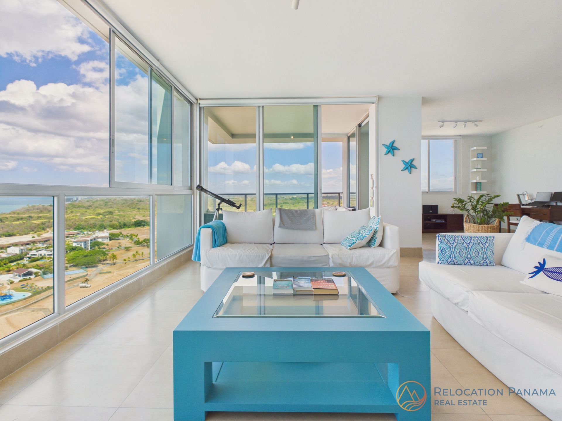 Sala moderna con ventanales y vista al océano en Río Mar Panamá
