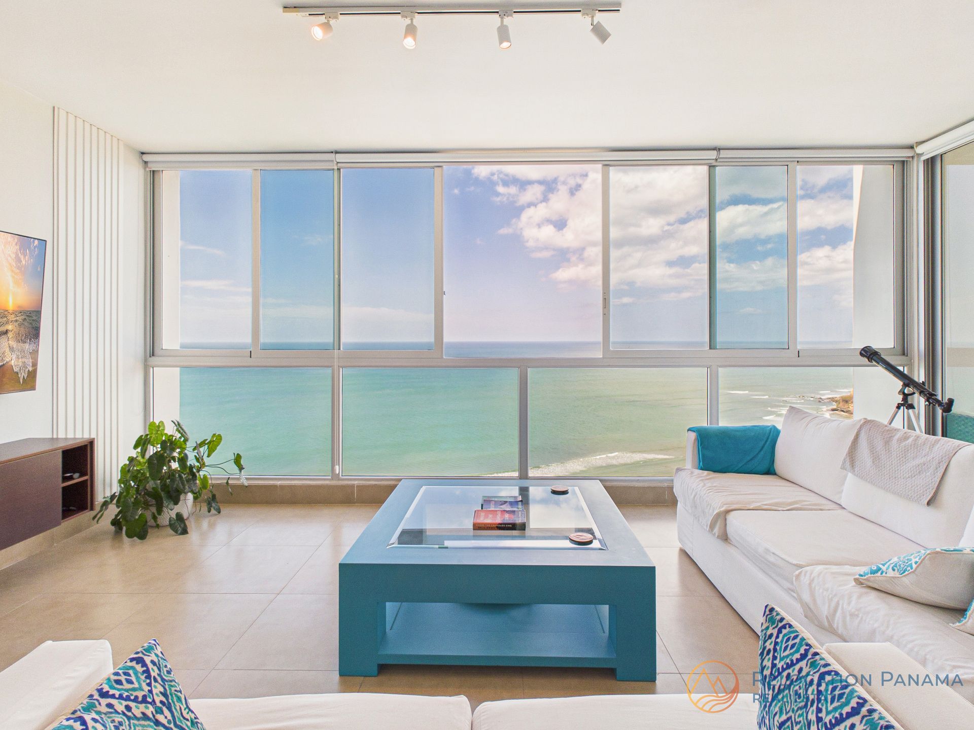 Sala moderna con vista panorámica al mar en Río Mar Panamá