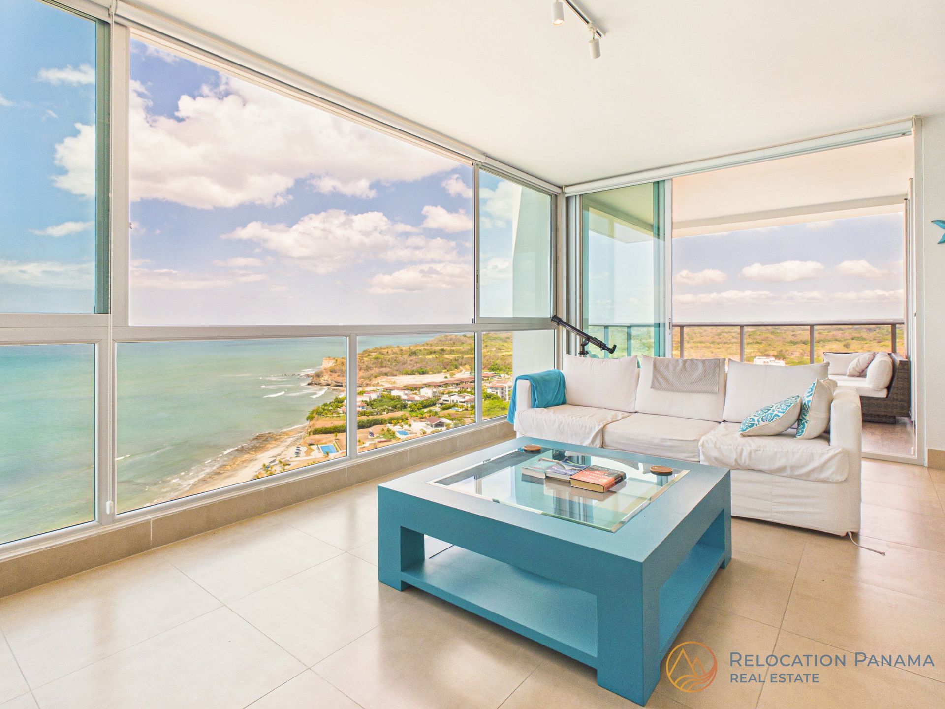 Interior de apartamento frente al océano en Río Mar Panamá