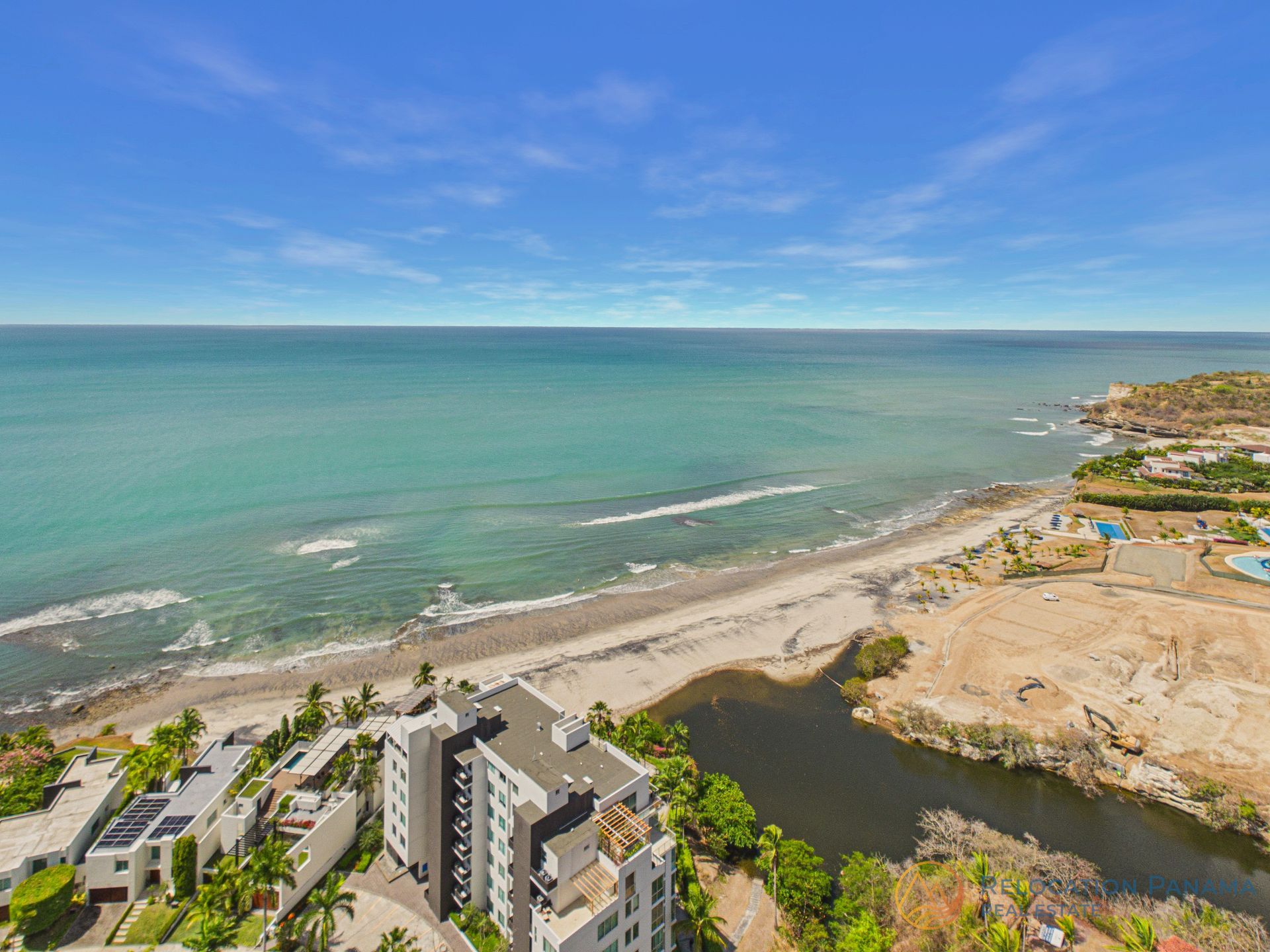Vista aérea de apartamentos frente al mar en Río Mar Panamá