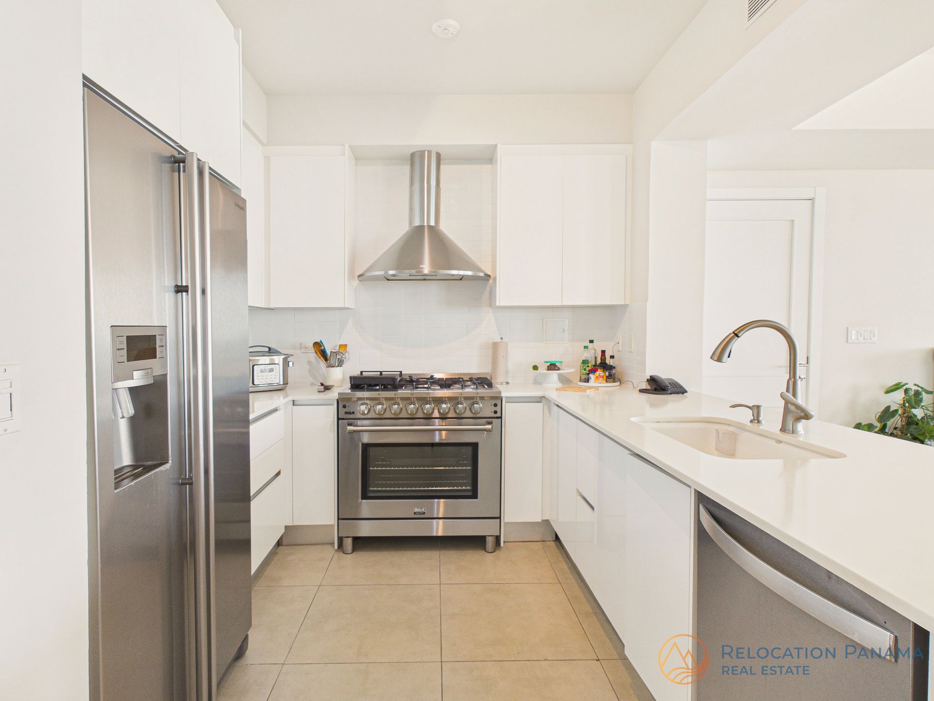 Cocina moderna en apartamento frente al mar en Río Mar Panamá