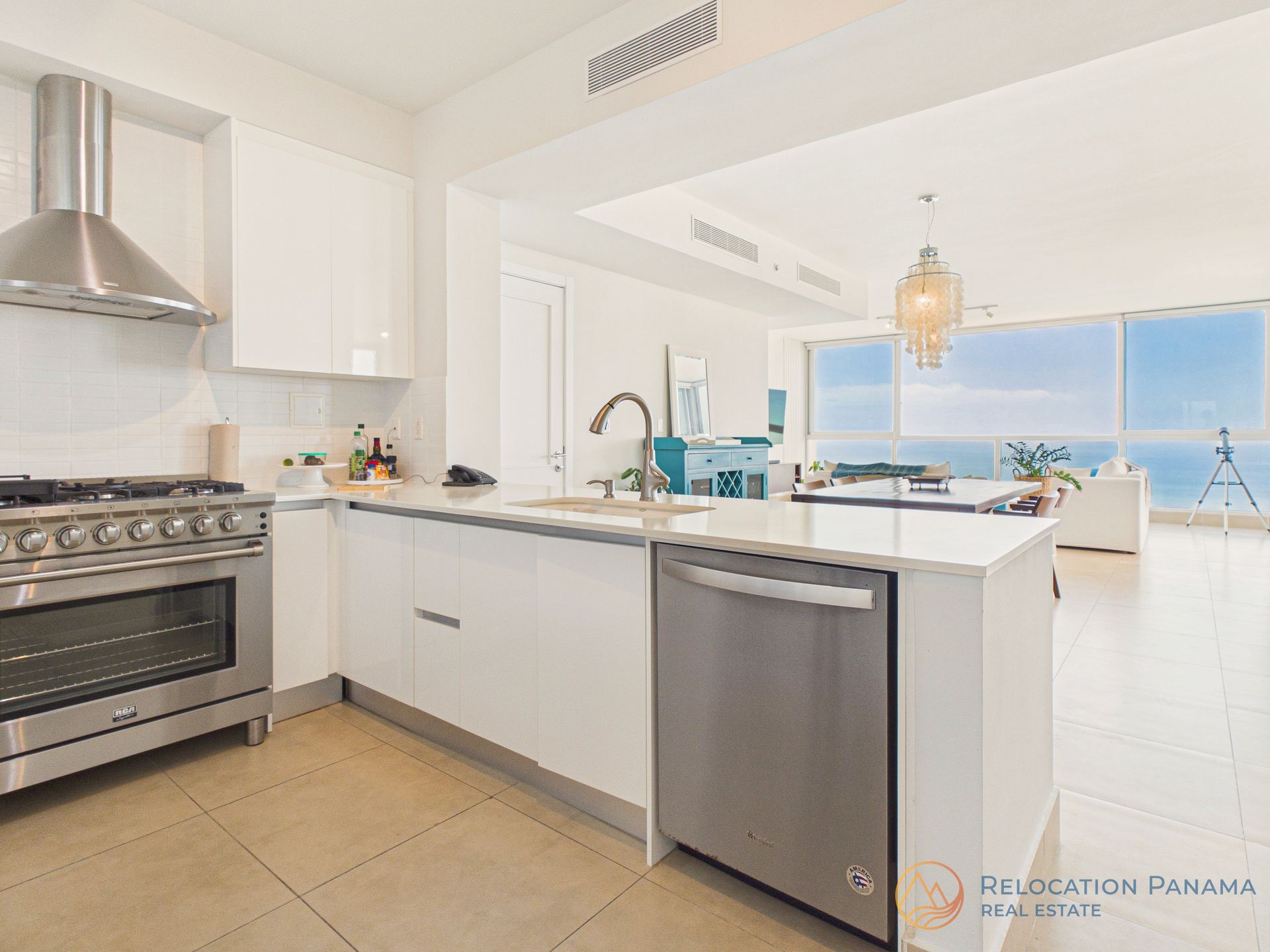Cocina moderna en apartamento frente al mar en Río Mar Panamá