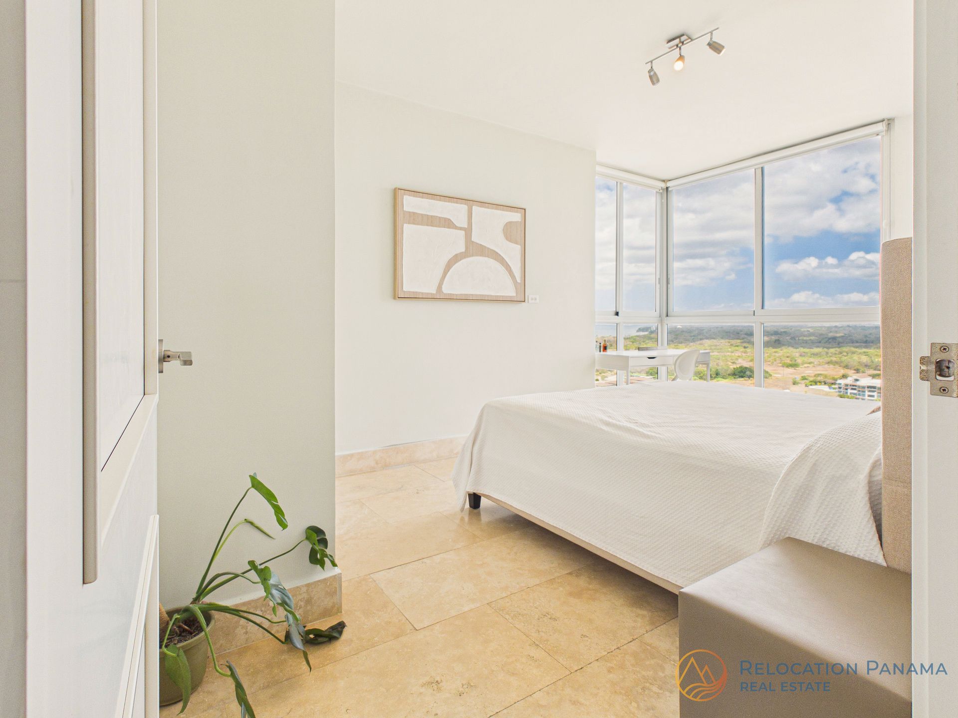 Dormitorio moderno en apartamento frente al mar en Río Mar Panamá
